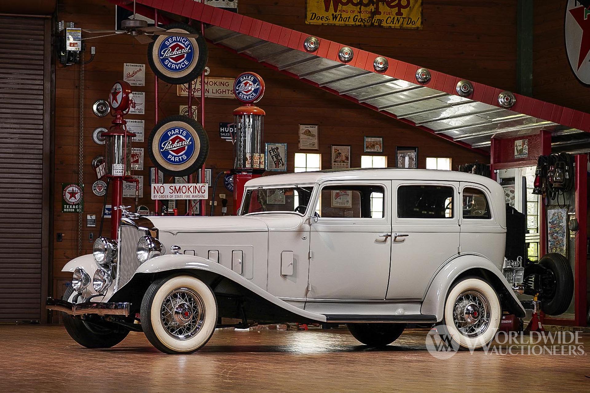 1932 Packard 900 Light Eight Sedan