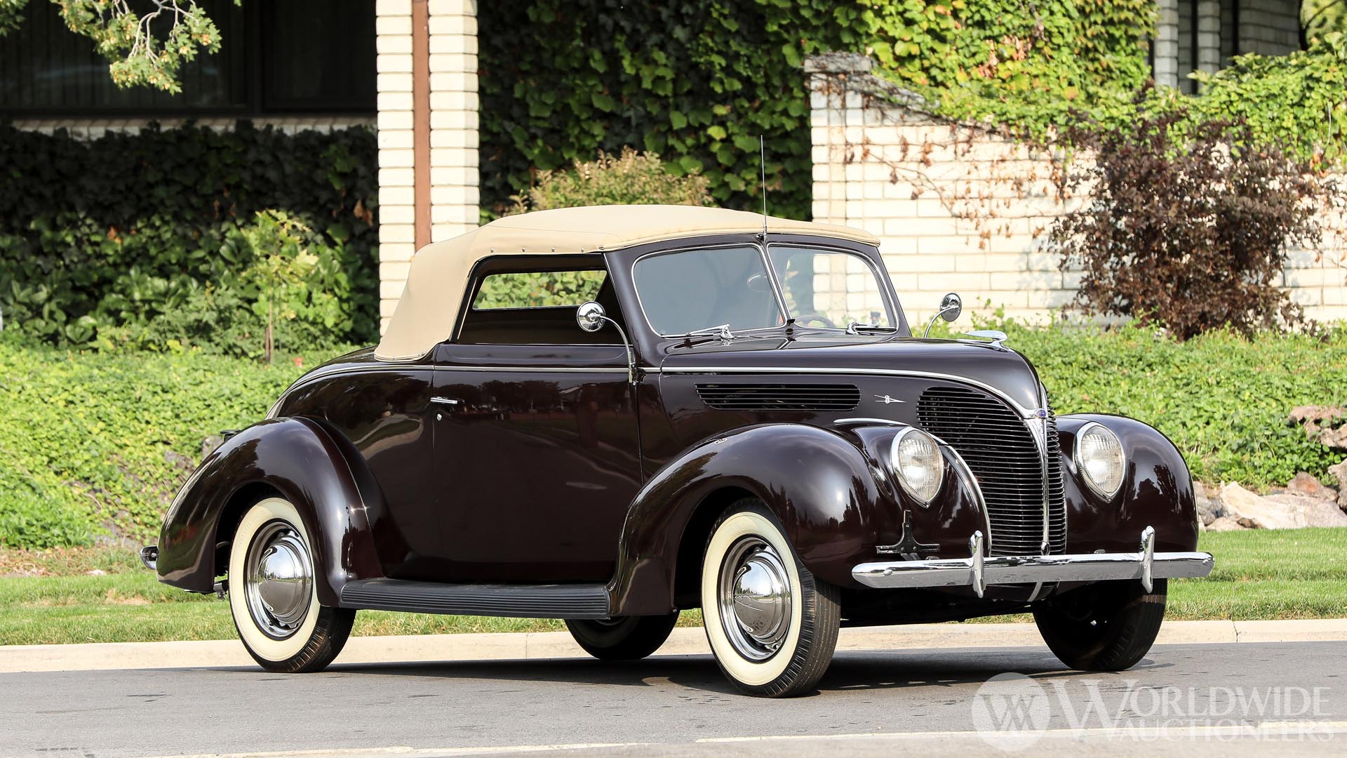1938 Ford Deluxe Convertible Coupe