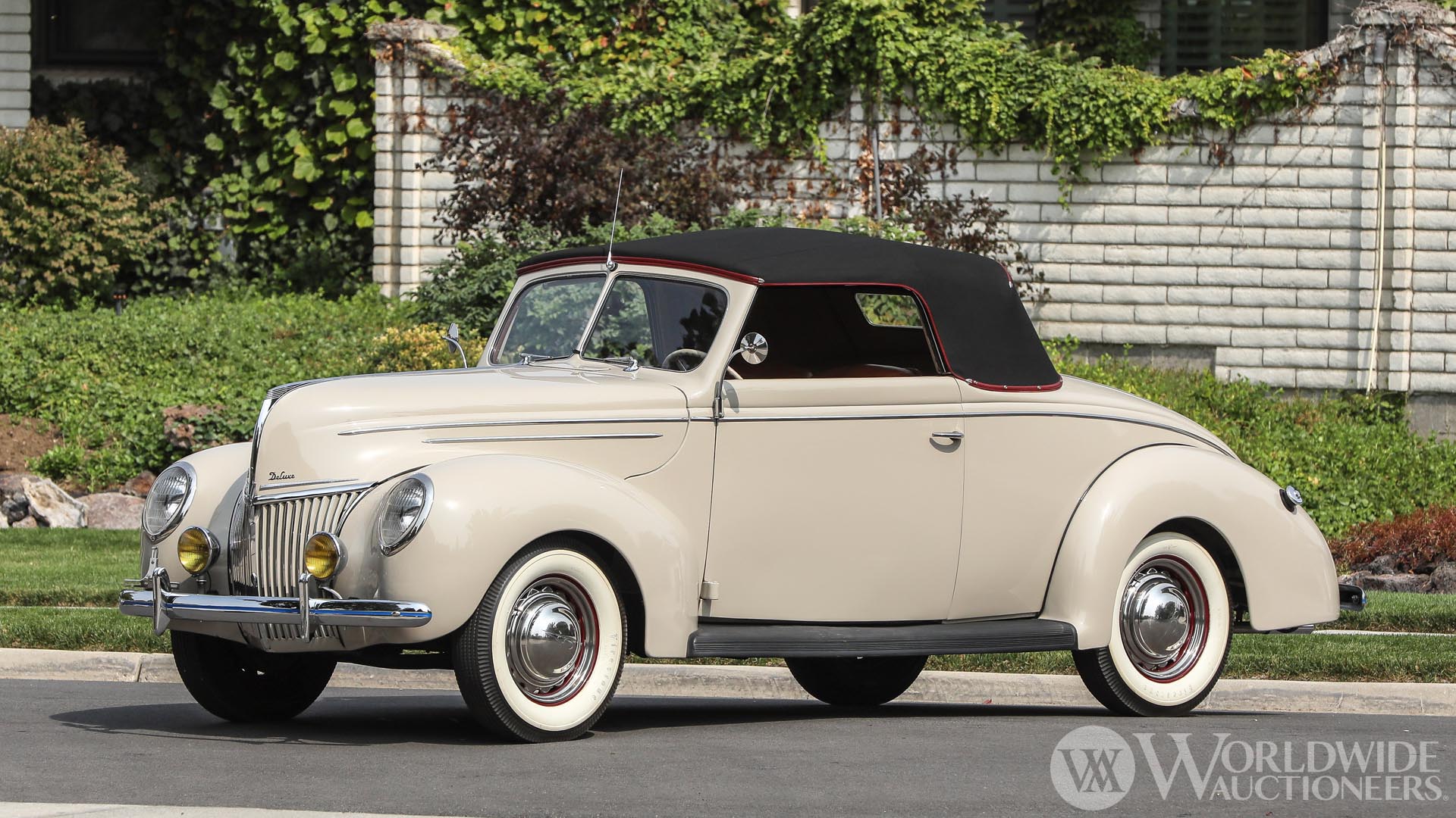 1939 Ford Deluxe Convertible Coupe